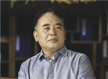 王躍文：我用老百姓的語言寫老百姓的生活　　我的文學(xué)語言的來處，一個就是我們自己的本民族的文學(xué)經(jīng)典，再就是當(dāng)?shù)乩习傩盏恼Z言……[詳細(xì)]