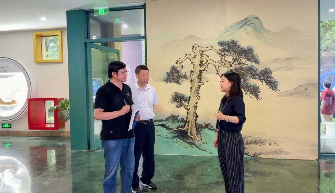 “中國一日”大型文學(xué)實(shí)踐活動(dòng)走進(jìn)南京“世界文學(xué)客廳”。（左起：作家曹峰峻、省作協(xié)聯(lián)絡(luò)部潘劍、文學(xué)客廳專職文史宣傳員萬梓葉）