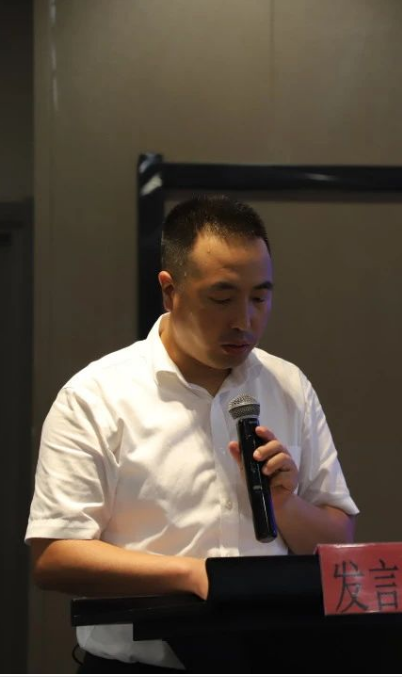 呼倫貝爾市翻譯家協(xié)會(huì)副主席、秘書(shū)長(zhǎng)陳巴爾虎旗文聯(lián)副主席慶和