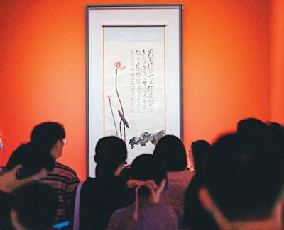 　觀眾在展覽上欣賞名家名作。 　　北京民生現代美術館供圖
