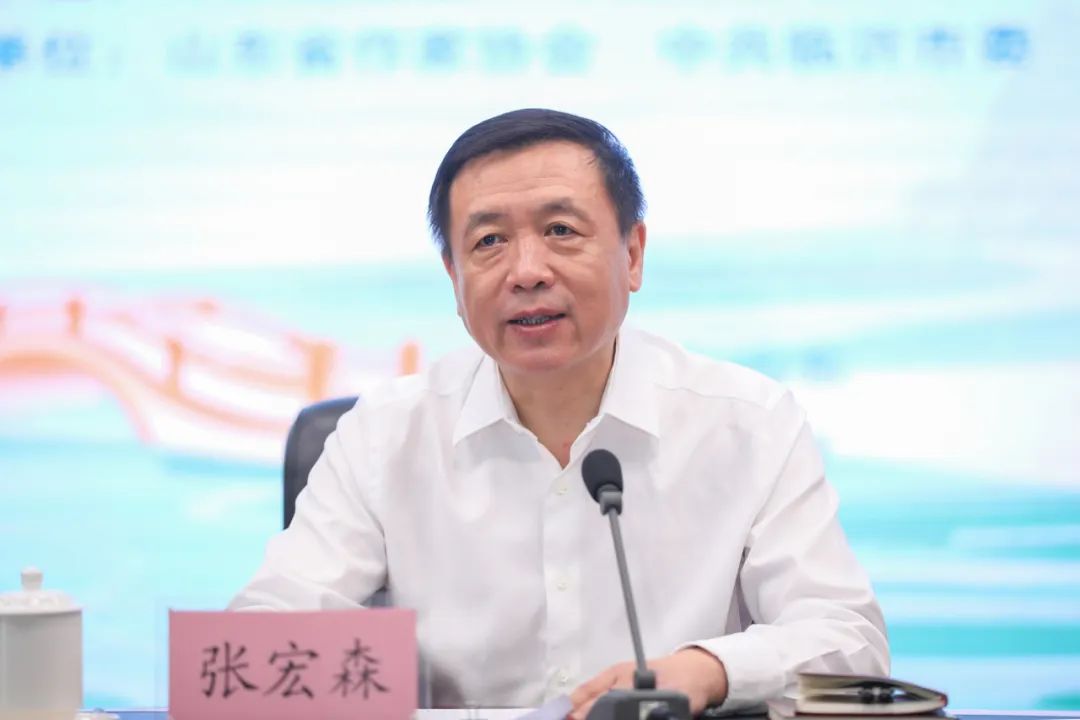 中國(guó)作協(xié)黨組書記、副主席張宏森出席會(huì)議并講話