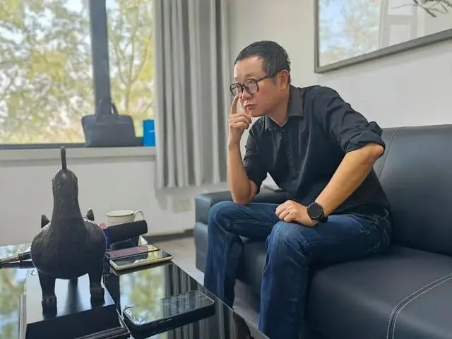 劉慈欣在陽泉接受記者采訪。新華社記者 孫亮全 攝