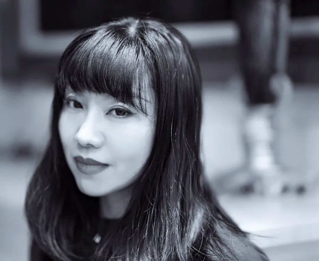 周潔茹，1976年出生于江蘇常州。出版長篇小說《小妖的網》《中國娃娃》，小說集《你疼嗎》《香港公園》等。現為浙江傳媒學院駐校作家。