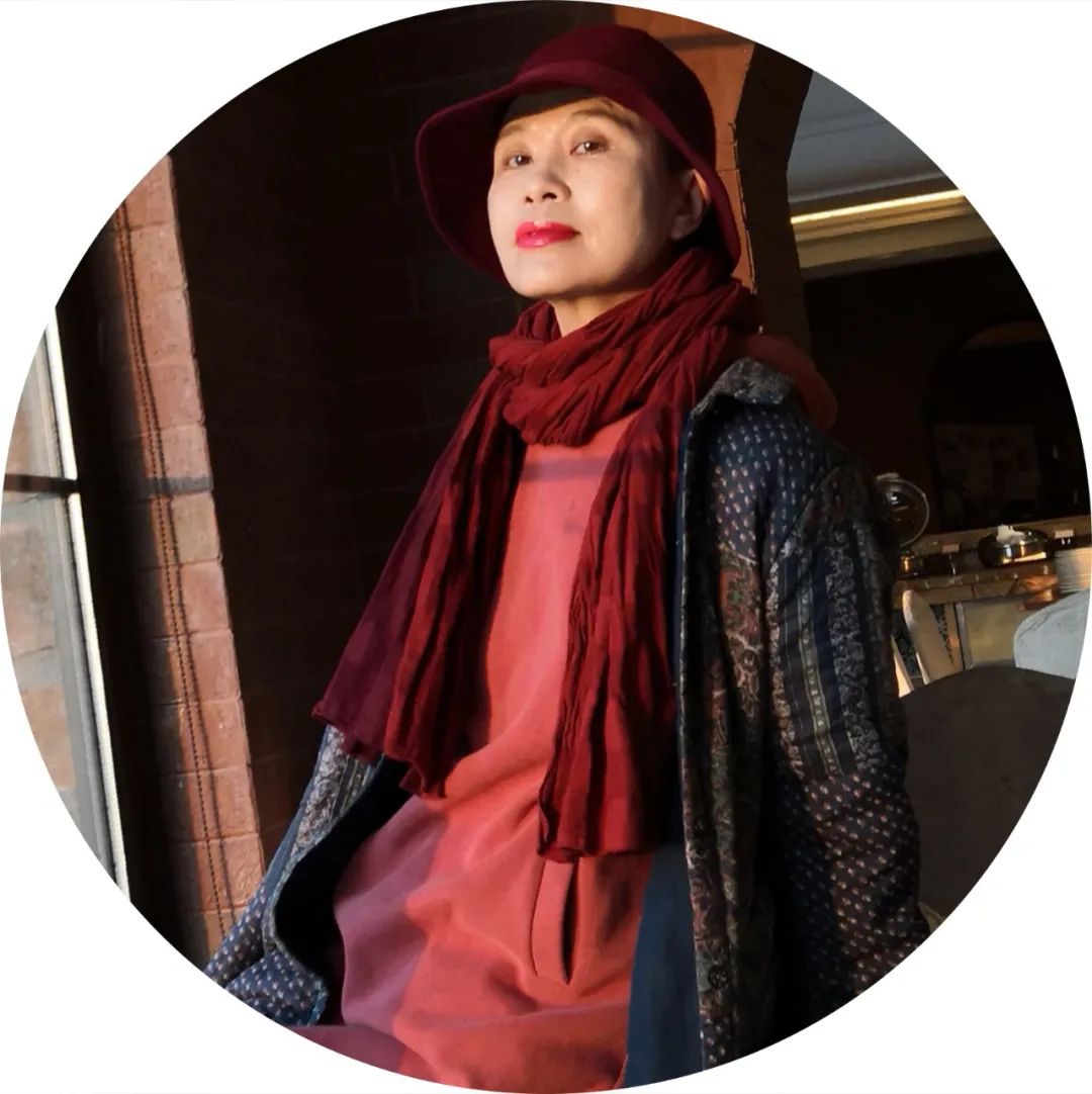 海  男，作家，詩人，畫家。畢業(yè)于魯迅文學(xué)院·北京師范大學(xué)文藝理論研究生班。著有跨文本寫作集、長篇小說集、散文集、詩歌集九十多部。有多部作品已被翻譯成冊，遠渡海外。曾獲劉麗安詩歌獎、中國新時期十大女詩人殊榮獎、中國女性文學(xué)獎、第六屆魯迅文學(xué)獎（詩歌獎）等。現(xiàn)居云南昆明。