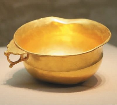 青海都蘭熱水墓群2018血渭一號(hào)墓出土的唐代鋬指金杯。 　　杜建坡攝