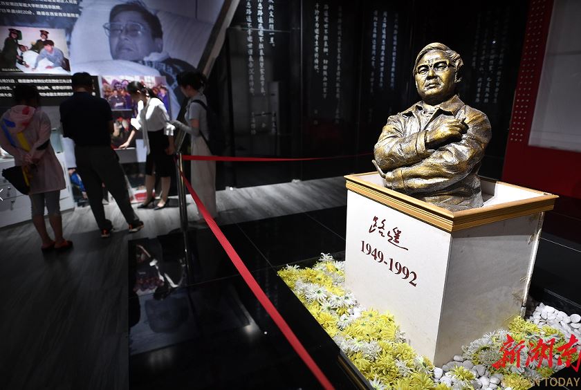 清澗縣石嘴驛鎮路遙紀念館路遙雕像。