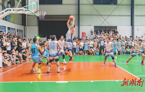 8月16日晚，汨羅市三江鎮體育館，火熱的“村BA”球賽吸引眾多八景村民前來助威