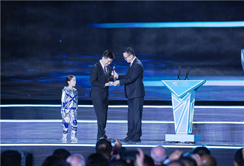 第81屆雨果獎頒獎典禮現場，劉慈欣向海漄授予獎杯。 （成都世界科幻大會組委會供圖）