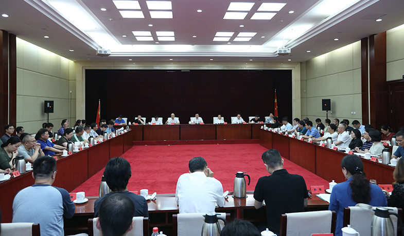 7月25日，第十一屆茅盾文學(xué)獎(jiǎng)評(píng)獎(jiǎng)委員會(huì)第一次全體會(huì)