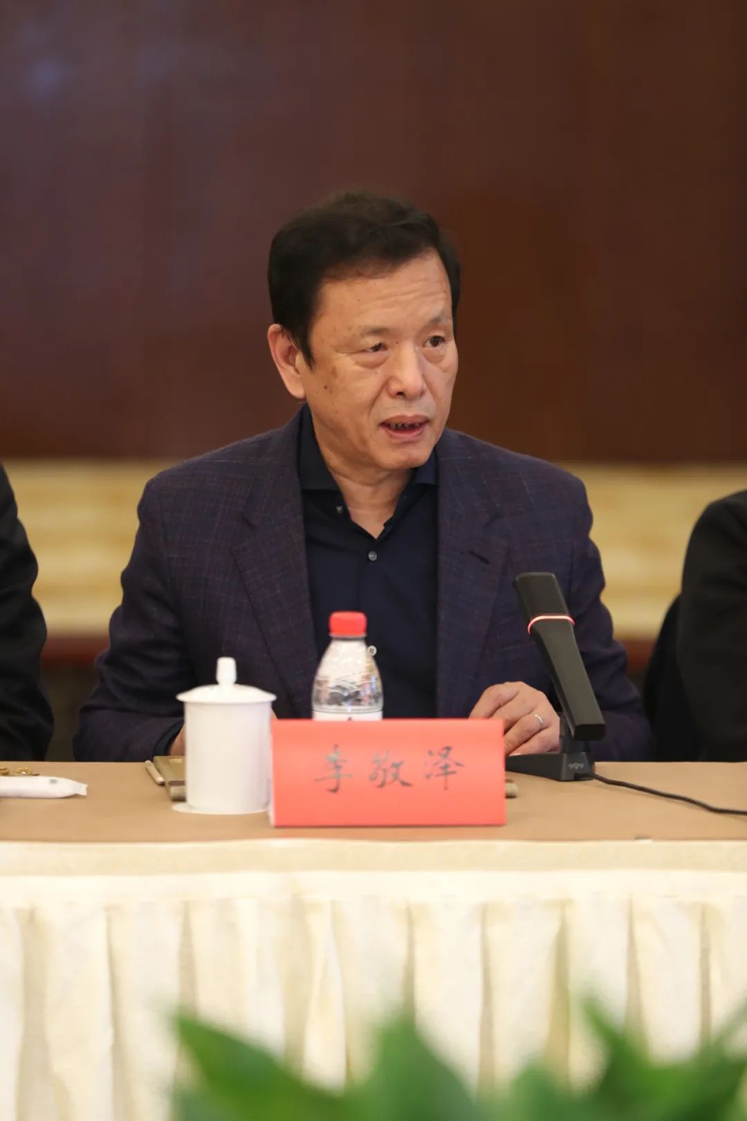 中國作協(xié)黨組成員、副主席、書記處書記李敬澤主持會(huì)議