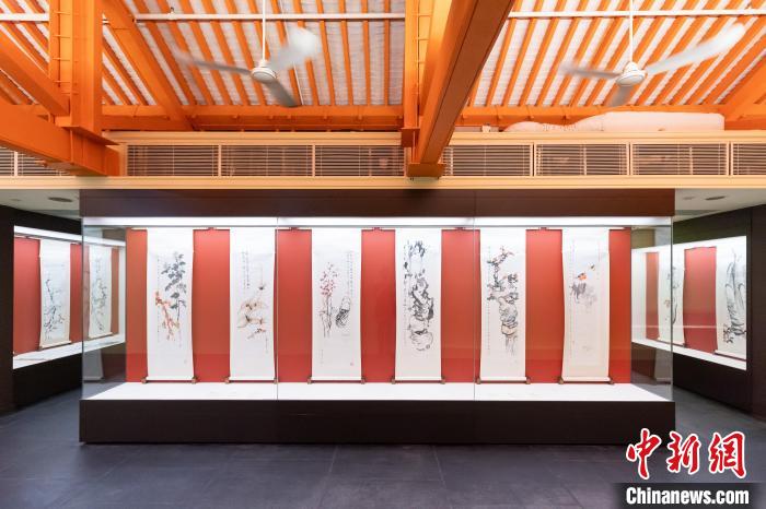 2023年10月12日至2024年3月31日，饒宗頤與嶺南四君子合作畫在饒宗頤文化館展出?！∫恍旅佬g館 供圖