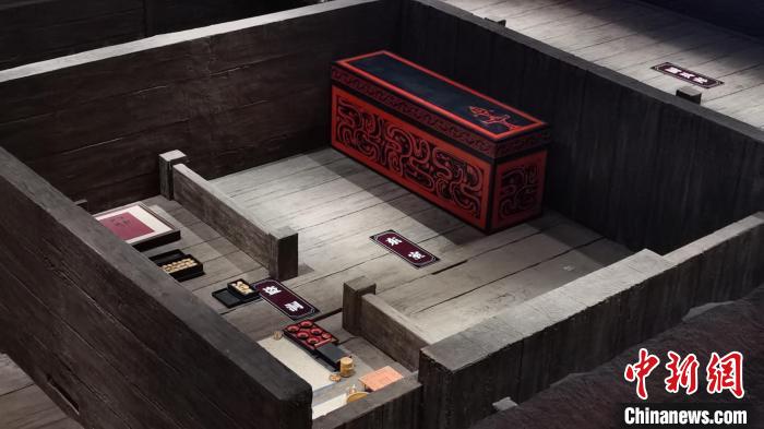圖為圖為劉賀主墓墓室內(nèi)的復(fù)原展示場(chǎng)景。劉占昆 攝