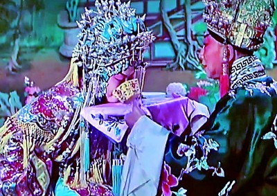 京劇《貴妃醉酒》中楊貴妃（梅蘭芳飾）用嘴銜酒杯。