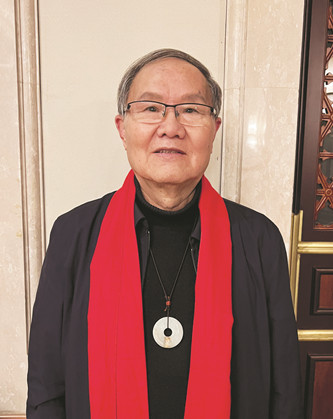 劉慶邦，中國煤礦作協(xié)主席。著有長篇小說《斷層》《遠方詩意》《紅煤》《遍地月光》《黑白男女》《女工繪》等12部，中短篇小說集、散文集《走窯漢》《梅妞放羊》《遍地白花》《響器》《黃花繡》等70余部?！秳c邦短篇小說編年》十二卷。曾獲魯迅文學獎等各類獎項，作品被譯成多種文字出版