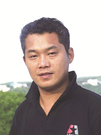 李云雷，《小說選刊》副主編，中國現(xiàn)代文學館特邀研究員，中國文藝評論家協(xié)會青年委員會委員。著有評論集《重申新文學的理想》《新時代文學與中國故事》等，小說集《再見，牛魔王》《沉默的人》等。曾獲馮牧文學獎、茅盾文學新人獎等多個獎項