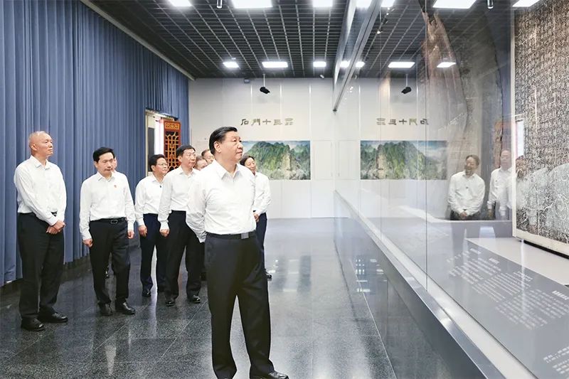 2023年7月29日，中共中央總書記、國家主席、中央軍委主席習(xí)近平在四川考察結(jié)束返京途中，來到陜西省漢中市考察。這是習(xí)近平參觀漢中市博物館有關(guān)歷史文物展陳。 新華社記者 鞠鵬/攝