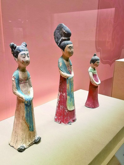 展出的發型各異的彩繪女陶俑。本報記者 李韻攝/光明圖片