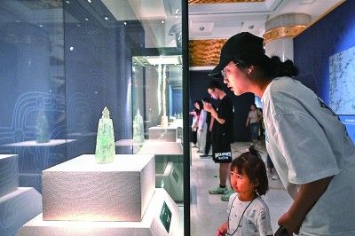 5月18日，參觀者在內蒙古呼和浩特市的呼和浩特博物館“問蜀——東周時期的蜀文化展”上觀看展品。 新華社記者 貝赫攝
