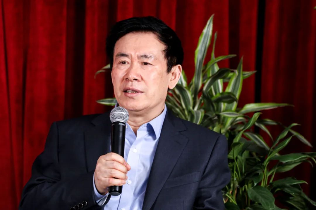 張煒，山東省棲霞市人。中國作家協會副主席。1975 年開始發表作品。2020 年出版《張煒文集》50 卷。作品譯入 40 余種文字。著有長篇小說《古船》《九月寓言》《刺猬歌》《外省書》《你在高原》《獨藥師》《艾約堡秘史》《河灣》《去老萬玉家》等 23 部；另有詩學專著多部、詩集和長詩十余部。作品獲“百年百種優秀中國文學圖書”、“世界華語小說百年百強”、茅盾文學獎、中國出版政府獎、中華優秀出版物獎、中國作家出版集團特別獎、南方傳媒杰出作家獎、京東文學獎、中國長詩特別獎等。