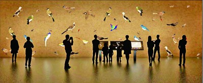 2023年5月12日，觀眾在“數境等觀——靳軍傳統藝術與科技研究展”上欣賞《描摹或共生：今日珍禽圖》數字藝術作品。資料照片