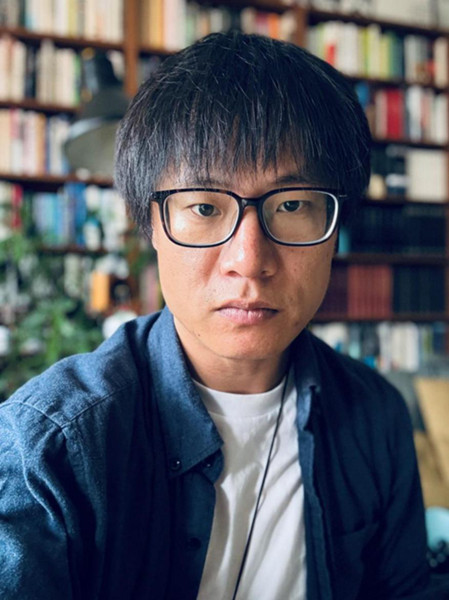 李晁，1986年生于湖南，現居貴陽。2007年發表小說，獲《上海文學》新人獎、紫金·人民文學之星獎、《作家》金短篇獎、華語青年作家獎、十月文學獎等，有小說入選收獲文學榜，出版小說集《霧中河》等三部。