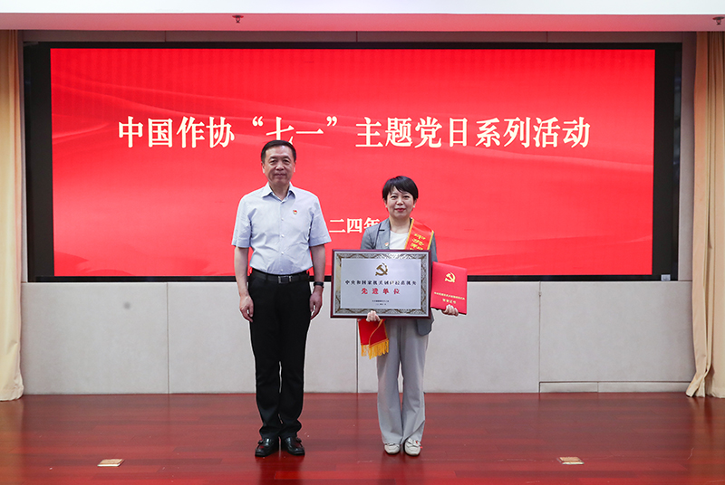 張宏森為辦公廳頒發中央和國家機關創建模范機關先進單位獎牌、證書