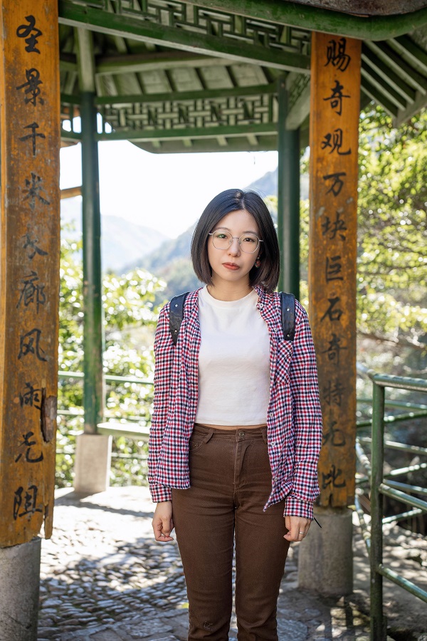 作家簡介 李姍姍，筆名三三，女，漢族，一九九一年出生，畢業于中國人民大學創造性寫作專業。作品發表于《人民文學》《收獲》等多家刊物，多有選載。曾獲2020年“鐘山之星”年度青年佳作獎、2021年度青花郎?人民文學獎新人獎、第七屆郁達夫小說獎短篇小說獎、首屆《靜?安》文學獎、紅棉文學獎小說主獎等獎項，入選王蒙青年作家支持計劃?年度特選作家（2022—2023）等。著有短篇小說集《晚春》《山頂上是海》《俄羅斯套娃》《離魂記》等四部。