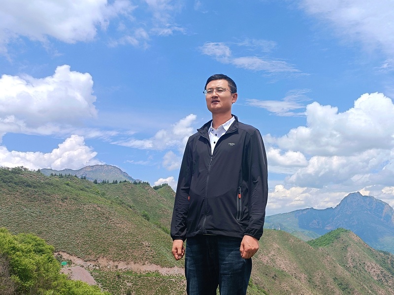 丁海龍，男，漢族，筆名古月星空，甘肅臨潭人。中華詩詞學會會員、甘肅省作家協會會員、甘肅省詩詞學會會員、甘肅省楹聯學會會員。作品見于《中華詩詞》《中華辭賦》《甘肅黨建》等刊。出版詩集《虛塵》《流水集》。