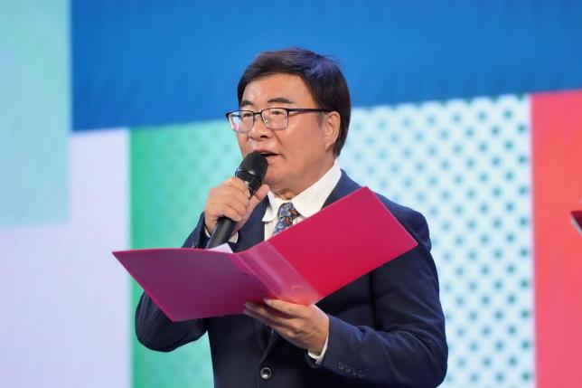 中央廣播電視總臺(tái)原主持人韓喬生主持開幕儀式