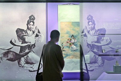 觀眾在北京恭王府博物館內參觀梅蘭芳在京劇《天女散花》中的劇照（左）和徐悲鴻畫作《天女散花》（復制品）。新華社發