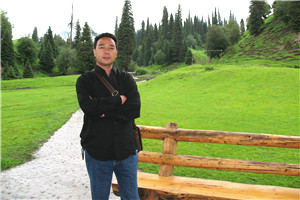 翻譯獎:國家通用語言文字←→維吾爾文
作者:艾布(東鄉族)
獲獎感言我是一名東鄉族文學翻譯、詩人。從小我就學習維吾爾語,并用維吾爾文進行文學創作。我從九十年代開始進行文學翻譯工作,主要是把國家通用語言文字的文學作品翻譯成維吾爾文。在我三十多年的文學翻譯過程中,翻譯了幾百萬字的小說詩歌作品,對文學翻譯事業有了較深的理解和感悟……