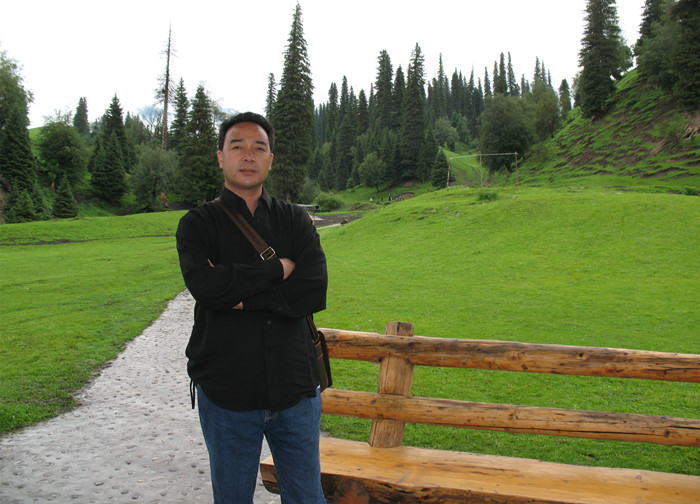 艾布，東鄉族，1966年生，新疆察布查爾縣人。新疆作家協會創聯部主任、副秘書長。出版詩集《那是一個月夜》《馬蘭花》等，翻譯出版長篇小說《額古納河右岸》《木壘河》《駐村筆記》等。