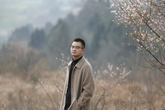 羌人六，本名劉勇，羌族，1987年生。《四川文學(xué)》雜志編輯。著有詩集《太陽神鳥》《羊圖騰》，中短篇小說集《伊拉克的石頭》長篇小說《爾瑪史詩》等。