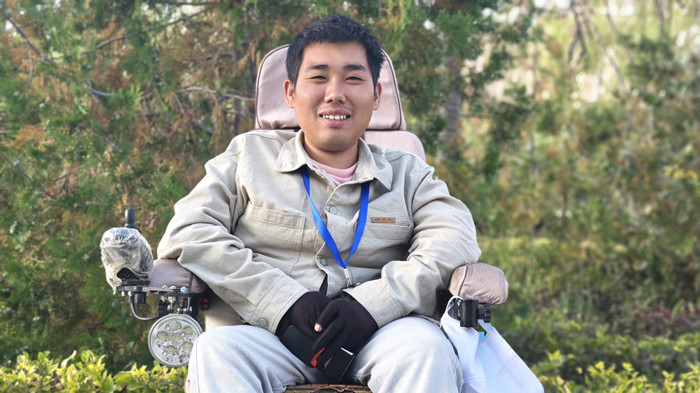 柳客行，本名馬駿，回族，1995年生。固原市作家協(xié)會(huì)副秘書長。2023年入選固原市“最美文學(xué)人”。