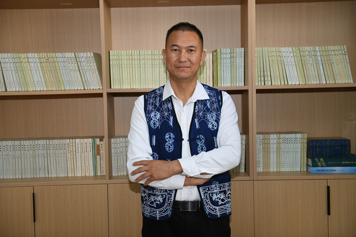 北雁,本名王燦鑫,白族,1982年生,云南洱源人。云南省大理州教育體育局高級教師。出版長篇小說《趕在太陽落山以前》等。曾獲云南文學藝術獎。