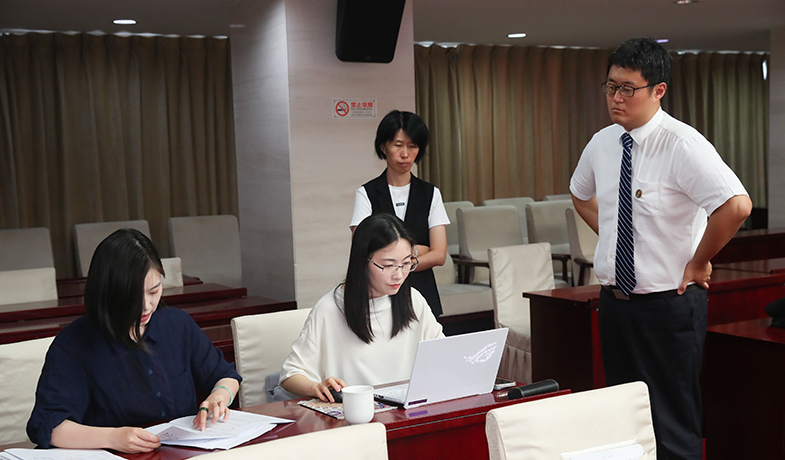 7月31日,工作人員在紀律監察組和公證員的監督下統計選票