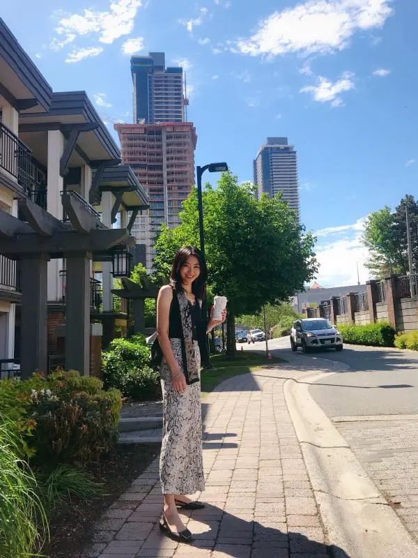 蔣在，小說見于《人民文學(xué)》《十月》《當(dāng)代》《鐘山》等。出版小說《街區(qū)那頭》《飛往溫哥華》。詩集《又一個(gè)春天》。曾獲“山花文學(xué)雙年獎(jiǎng)”新人獎(jiǎng)，鐘山之星文學(xué)獎(jiǎng)，西湖新銳文學(xué)獎(jiǎng)等。牛津大學(xué)羅德學(xué)者提名。北京老舍文學(xué)院合同制作家。首師大外國語言學(xué)及應(yīng)用語言學(xué)在讀博士。