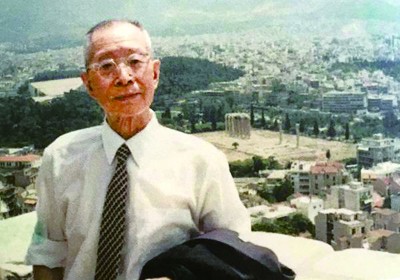 1986年，羅念生在雅典衛城上