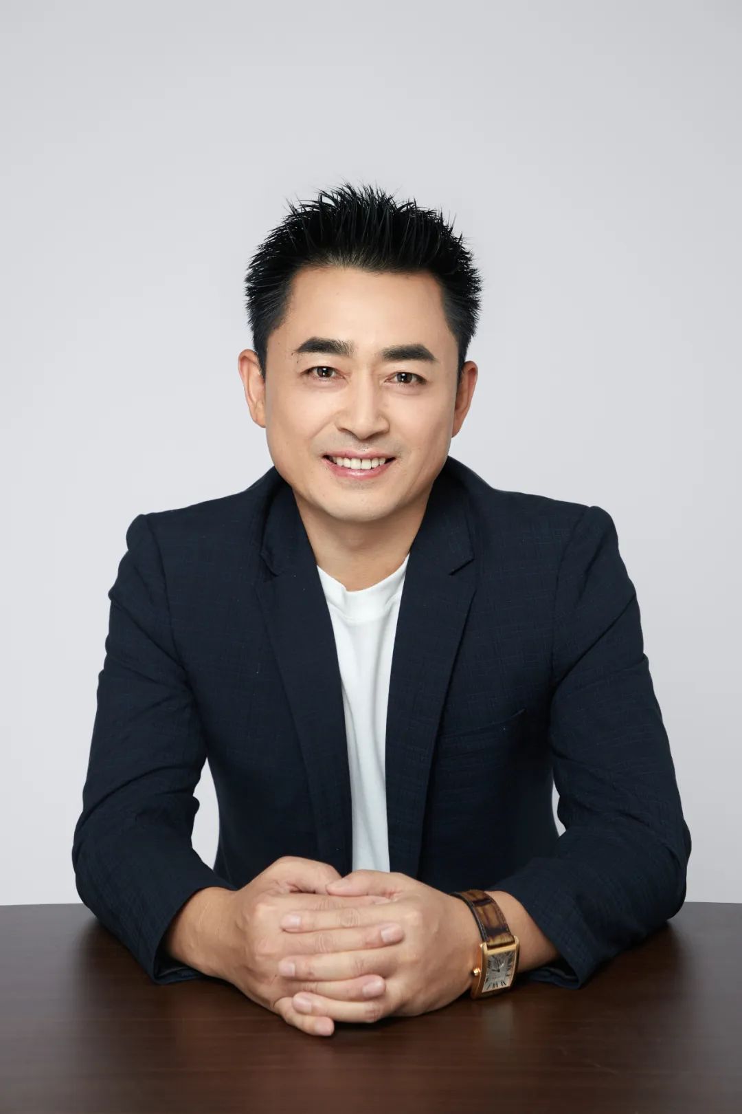 王峰，中國作家協(xié)會(huì)會(huì)員，中國詩歌學(xué)會(huì)會(huì)員。現(xiàn)為波音客機(jī)資深機(jī)長。曾獲第六屆泰山文藝獎(jiǎng)，第二屆艾青詩歌獎(jiǎng)。詩作發(fā)表于《人民文學(xué)》《詩刊》《十月》《作品》《詩歌月刊》《星星》《草堂》《鐘山》。出版詩集《三萬英尺》《睡在溪邊的魚》《天際線》《下垂的時(shí)間》。