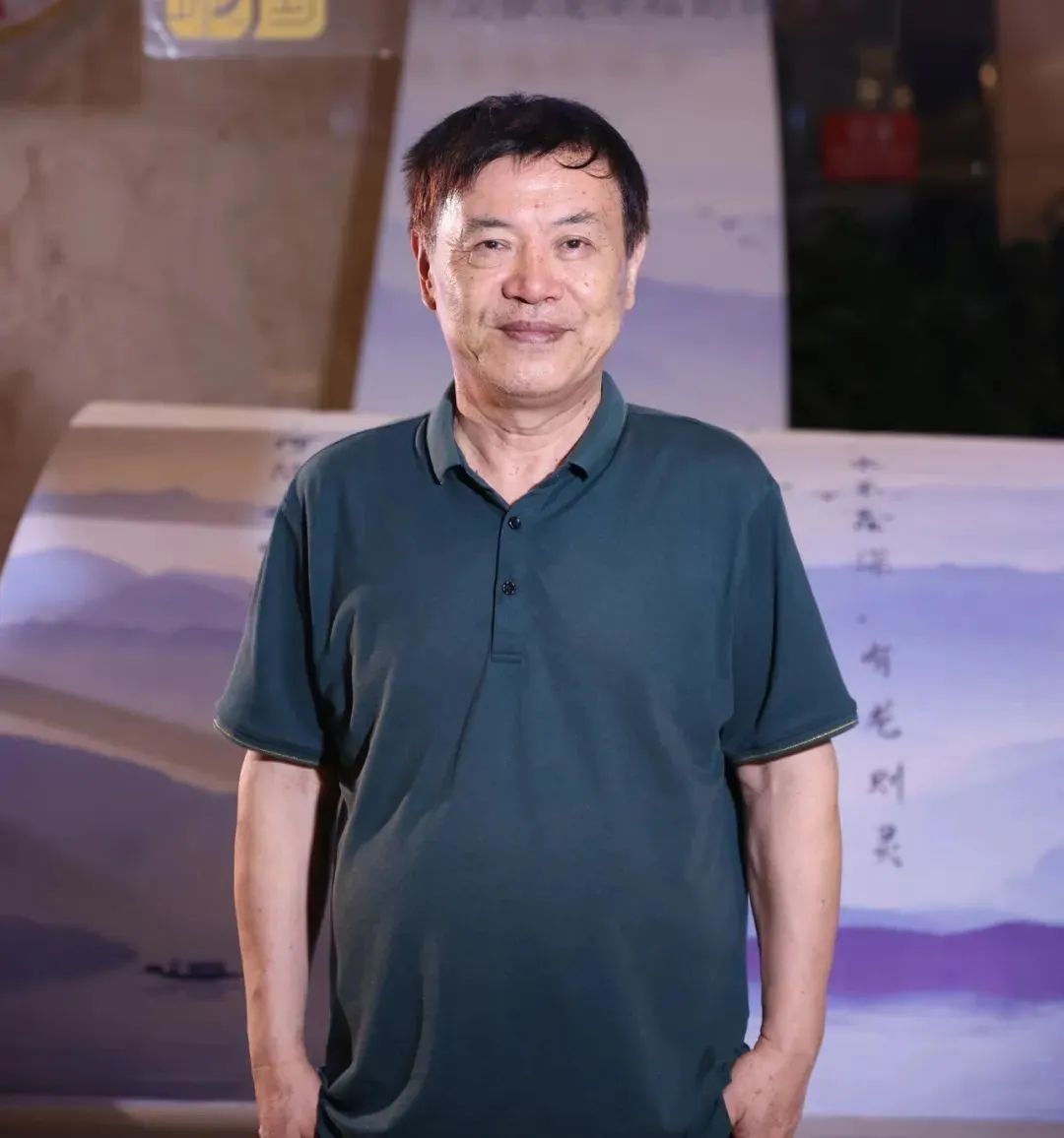 陸健，中國傳媒大學(xué)教授，中國詩歌學(xué)會(huì)常務(wù)理事。20世紀(jì)80年代初開始發(fā)表作品，先后創(chuàng)作發(fā)表詩歌、散文、評(píng)論等作品近千件，出版《窗戶嘹亮的聲音》《名城之門》等詩集與文藝評(píng)論集近30部，逐步形成了“紀(jì)實(shí)性詩歌”的寫作風(fēng)格。