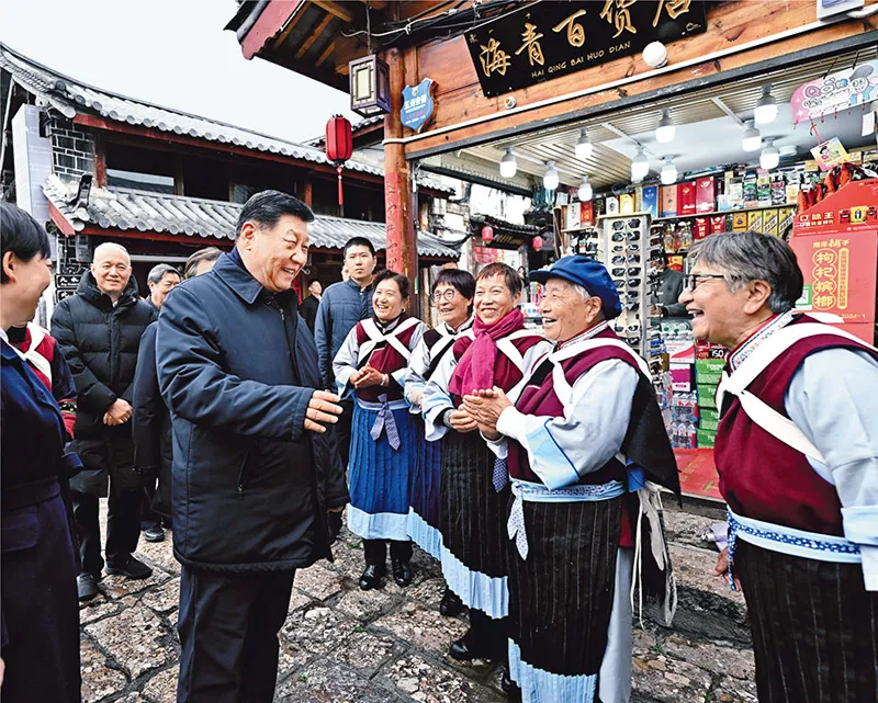 2025年3月19日至20日，中共中央總書記、國家主席、中央軍委主席習近平在云南考察。這是19日下午，習近平在麗江古城考察時，與當地居民親切交流。 新華社記者 燕雁/攝