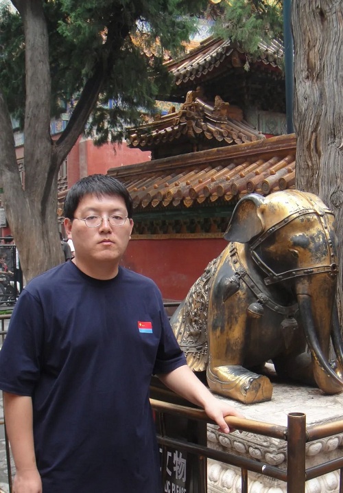 宋嵩，山東東營人，1985年生于濟南。文學(xué)博士。現(xiàn)為《長篇小說選刊》雜志主編，副編審，中國小說學(xué)會常務(wù)理事。著有評論集《瑯?gòu)至鼷湣贰?></p>
<p style=