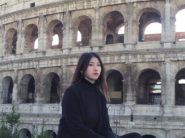 眉師娘，本名張眉，95后網(wǎng)絡(luò)文學(xué)作家。代表作品《奔騰年代——向南向北》獲第五屆現(xiàn)實(shí)題材網(wǎng)絡(luò)文學(xué)征文大賽特等獎(jiǎng)，《云去山如畫》獲第九屆現(xiàn)實(shí)題材網(wǎng)絡(luò)文學(xué)征文大賽特別獎(jiǎng)。