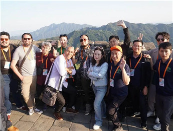 長城上，千年斑駁成詩，訴予我聽