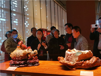 “回家”的作家們，昨天走進中國工藝美術館