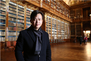 科幻文學：獲獎作品《火苗照亮宇宙：暗生命傳奇》作者：王威廉         獲獎感言小時候，我第一次讀到鄭文光先生的《飛向人馬座》，書中描繪的浩瀚宇宙和中國少年探索黑洞的勇氣深深震撼了我，讓我對深空充滿了無限的好奇與想象。從那時起，對未知世界的探索欲望便埋藏在我的心里。