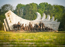 湖南清溪　　2022年8月1日，中國作家“深入生活、扎根人民”新時代文學實踐點在益陽清溪村授牌。[詳細]