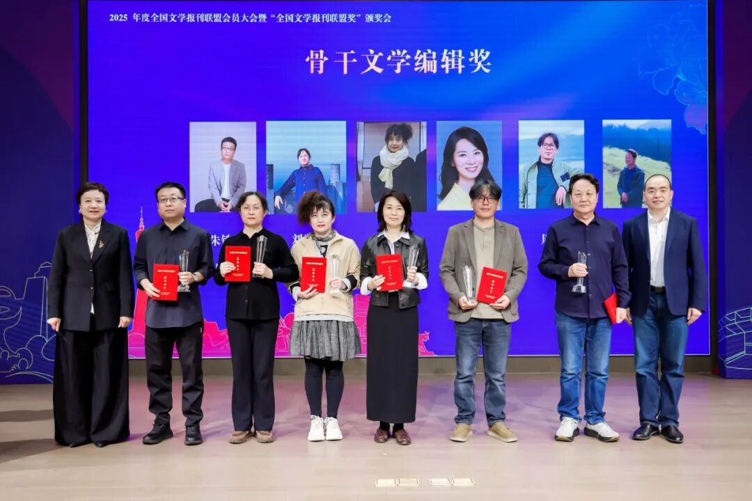 黃國輝（右一）、劉春（左一）為骨干文學編輯獎獲獎者頒獎