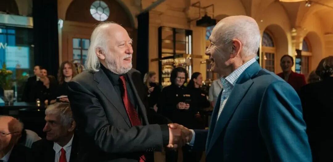 2025諾獎(jiǎng)得主拉斯洛獲獎(jiǎng)演講：“人類——這驚人的生物——你是誰？”