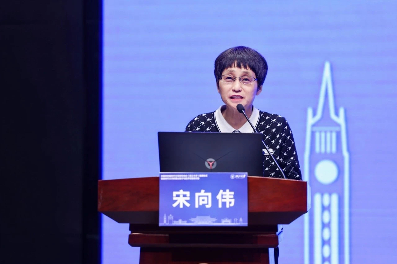 宋向偉宣讀中國作協批復文件